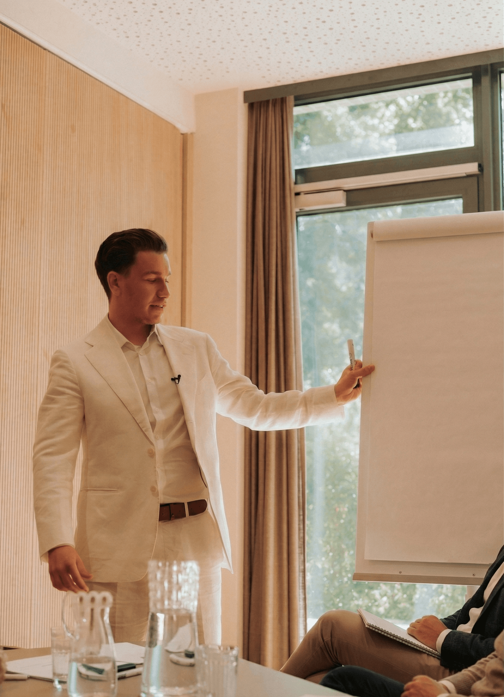 Adriano Calma während eines KI-Workshops am Flipchart